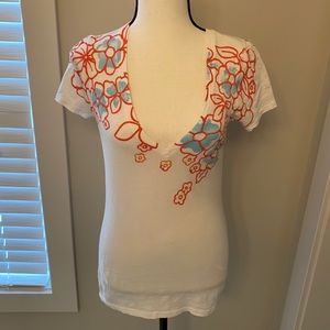 AEO || white/orange/ blue flower print v-neck t-shirt